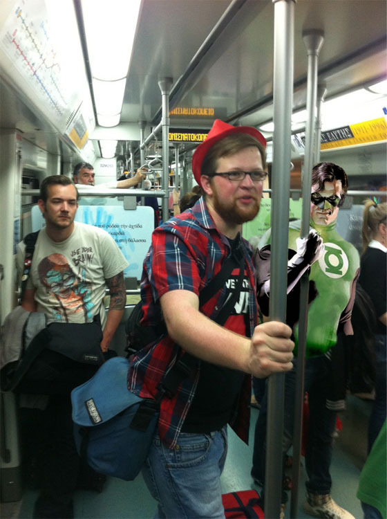 Superhelden in der Athener U-Bahn (mit Green Lantern im Hintergrund)